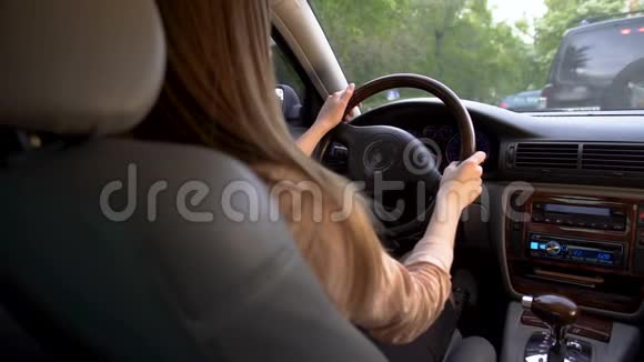 交通堵塞自信的商务女士坐在豪华车里高峰期视频的预览图