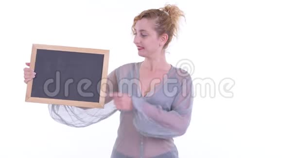 快乐的金发美女拿着黑板竖起大拇指视频的预览图