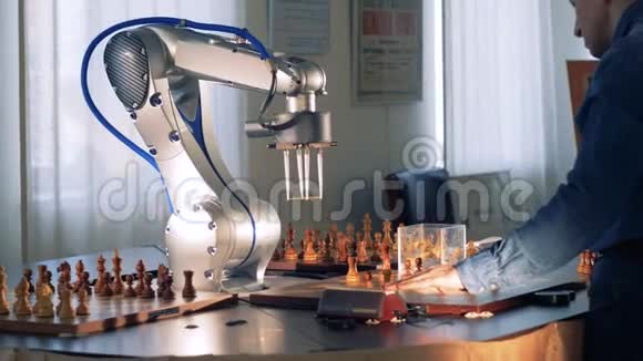 电子机器人在虚拟电子棋盘上移动棋子视频的预览图