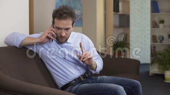 愤怒的男性和他的对手在手机上交谈情绪压力问题视频的预览图
