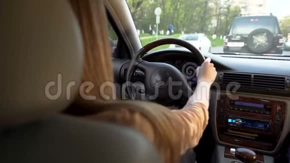 有魅力的女人开车交通城市高峰时段交通堵塞视频的预览图