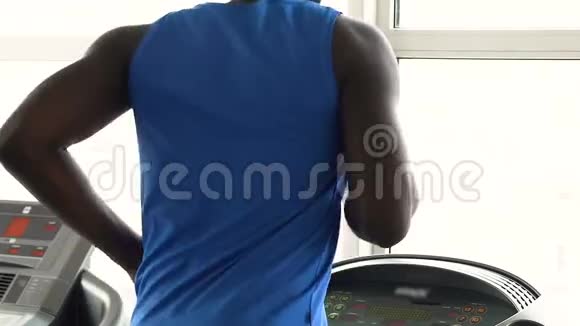 非裔美国人在健身房跑步机上锻炼马拉松运动员锻炼视频的预览图
