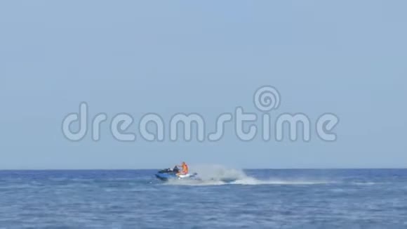面目全非的人正骑着水上滑板车在海上视频的预览图