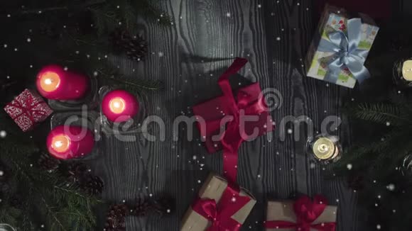 动画ToyeuxNoel法国圣诞快乐白色字母红色蜡烛和礼物视频的预览图