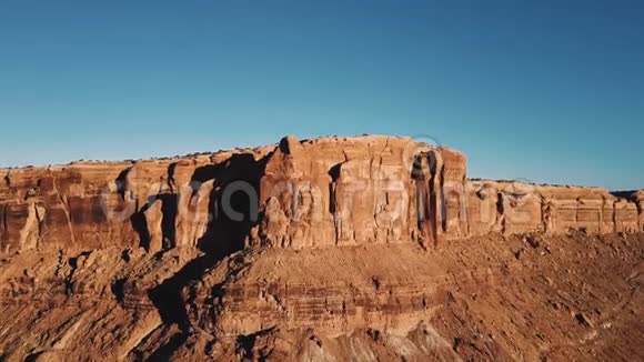 无人机在山岭之上升起展现出史诗般的阳光沙漠荒野拥有令人叹为观止的岩石悬崖峡谷天际线视频的预览图