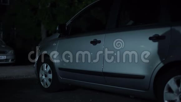 男匪影子夜间行走停车防劫持系统城市犯罪视频的预览图