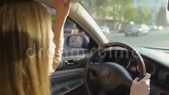 女人开着车伸出遮阳板交通司机视频的预览图