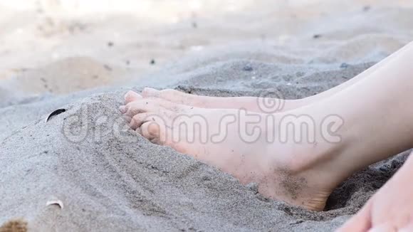 她的脚在沙子里视频的预览图