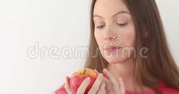 女人吃大红苹果白色视频的预览图