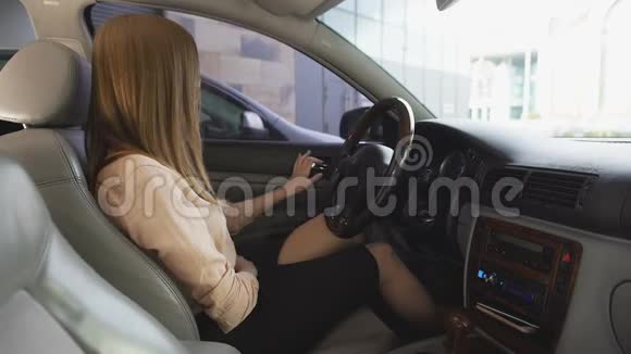 从车里出来的漂亮女人把绿色名片放进相机模板视频的预览图