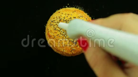 女性的手在带有烹饪染料的糕点上画一个零时光飞逝视频的预览图