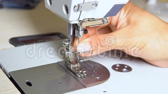 裁缝在缝纫机上换针视频的预览图