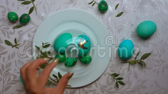 手从盘子里取出带有绿色鸡蛋的圆顶视频的预览图