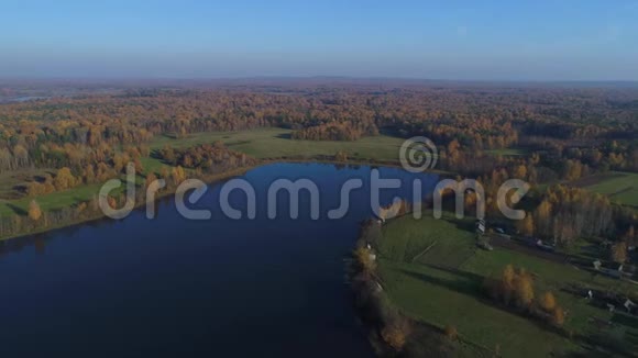 看一看湖景十月的晴天俄罗斯普斯科夫地区空中视频视频的预览图