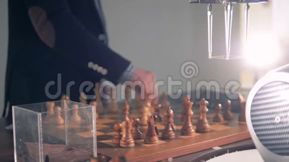 特写机器人手臂与专业棋手下棋视频的预览图