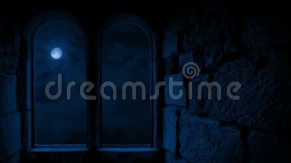 古石楼夜晚的窗户视频的预览图