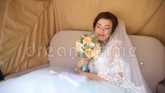 婚礼马车上的新娘视频的预览图