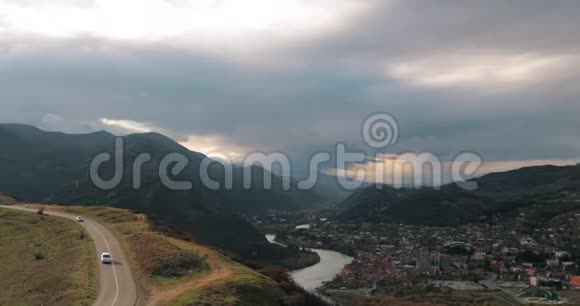 格鲁吉亚姆茨克塔吉瓦里格鲁吉亚东正教修道院和古镇位于河川交汇的山谷视频的预览图