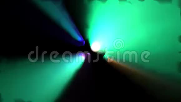 光在运动中发光的立方体视频的预览图