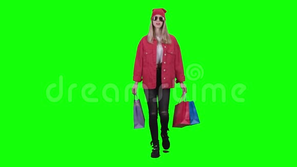 戴眼镜的青少年去购物手里拿着包裹绿色屏幕视频的预览图