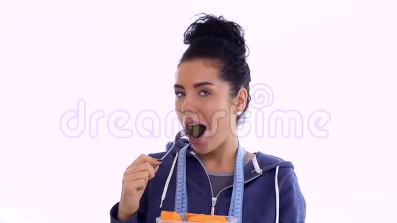 年轻女子吃白底煮花椰菜视频的预览图