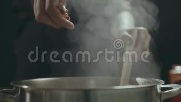 在锅里加入香料视频的预览图