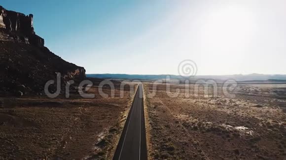 在美国高速公路上用巨大的岩石山和汽车拍摄了令人叹为观止的沙漠荒野视频的预览图
