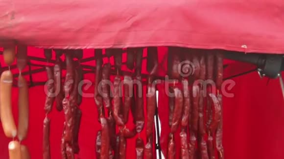 很多红香肠挂在街市摊上视频的预览图