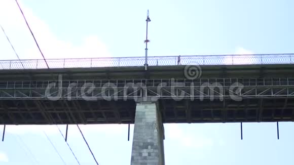 乌克兰城镇的老桥视频的预览图