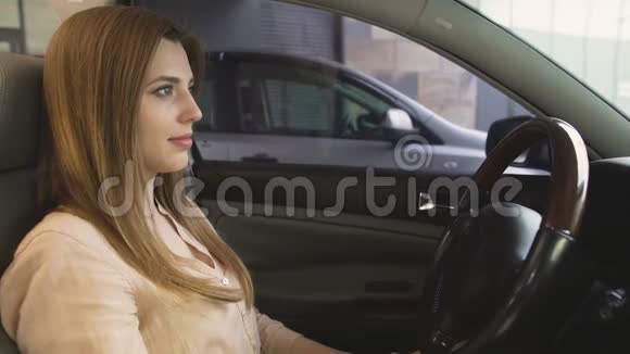 安全规则坐在汽车上系安全带的漂亮女人视频的预览图