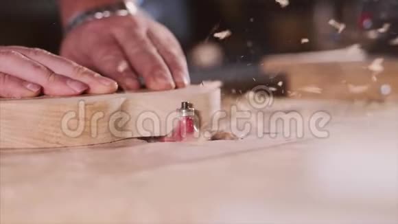 木匠是在铣刀上从一个隔间的盘子上倒角边缘视频的预览图