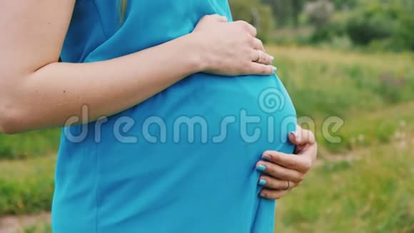 我丈夫去找他怀孕的妻子前景是圆腹怀孕的妻子视频的预览图