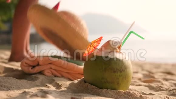 海滩上的年轻旅游女孩在沙滩上扔帽子在海中奔跑赤脚游泳4K慢动作泰国普吉岛视频的预览图