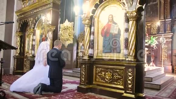 一对夫妇在教堂里祈祷视频的预览图