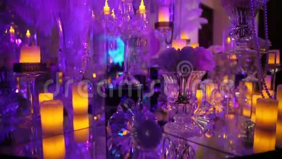 发光的蜡烛餐厅的装饰咖啡厅内部装饰着大玻璃蜡烛视频的预览图