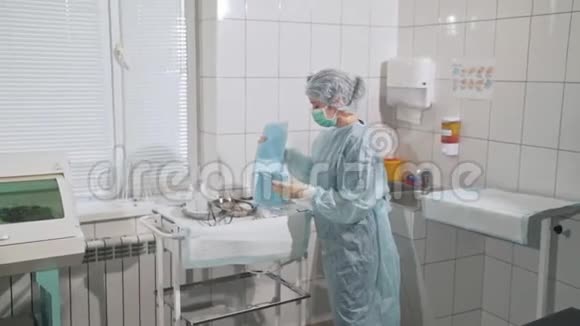 医疗器械健康理念医院女护士帮助医生穿上无菌衣服专业人员视频的预览图