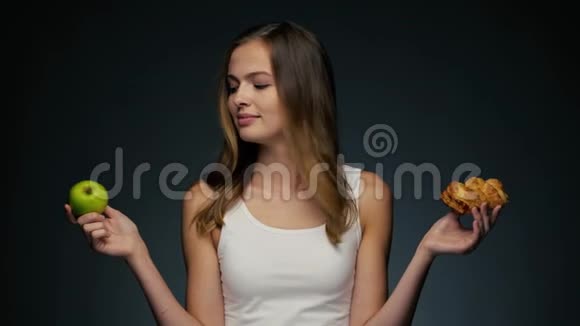 年轻漂亮女人的肖像选择健康食品和垃圾食品视频的预览图