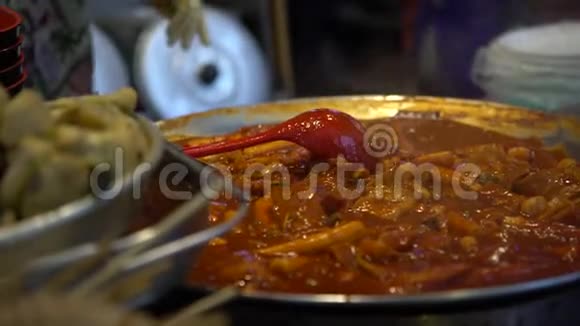 4K流行的韩国食品Tteokmyeon韩国釜山嘉乐火锅年糕视频的预览图