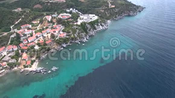 在AgiaParaskeviHalkidiki地区的一个旅游村下带岩石的小海滩的鸟瞰图由Greececircular运动视频的预览图
