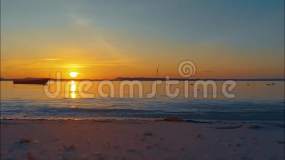 菲律宾日落时海面反射太阳的4景观视频的预览图