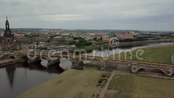 德累斯顿河沿埃贝河的空中景色视频的预览图