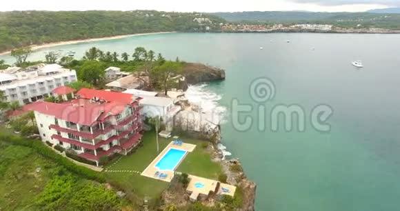 无人海滩的空中景色有房子的桑迪海岸线美丽的热带岛屿4k视频的预览图