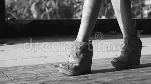特写女人腿走路视频的预览图