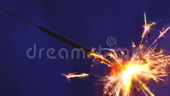 圣诞快乐新年快乐孟加拉蜡烛燃烧明亮的火花在周围飞舞用小烟花爆炸视频的预览图
