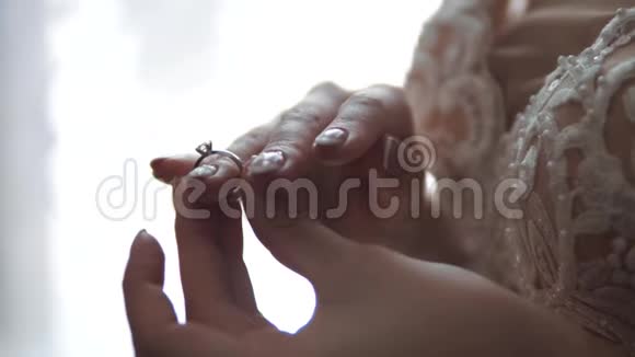 一个穿白色婚纱的女孩戴着结婚戒指很大视频的预览图