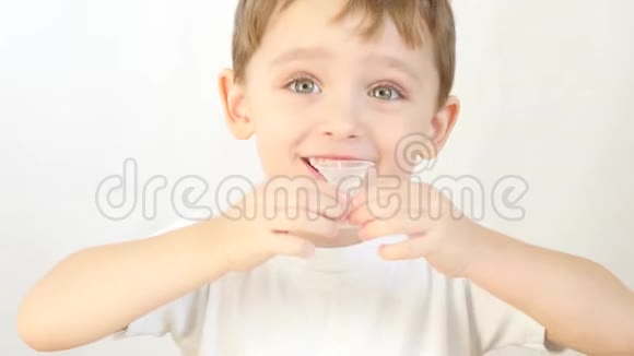 小孩喝液体糖浆药特写镜头对儿童的治疗视频的预览图