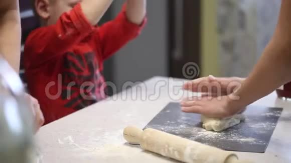 孩子们手捏一个薄薄的面团做披萨视频的预览图