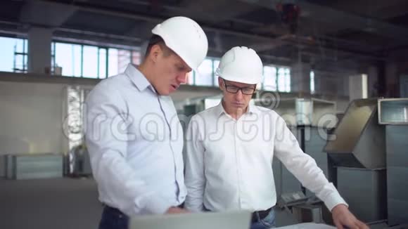 两名工程师正在一家工厂的一台台式计算机上工作空调通风和消防风管视频的预览图