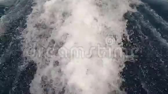 从摩托艇上溅出水作为背景片段视频的预览图