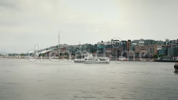 以可识别的市政厅建筑俯瞰奥斯陆市视频的预览图